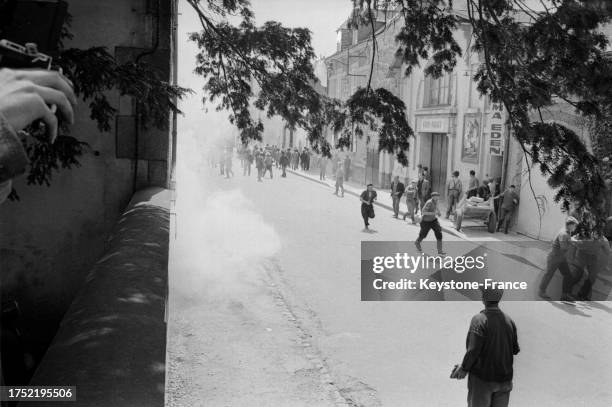 Gaz lacrymogène lancé dans une manifestation paysanne à Pontivy, en juin 1961.