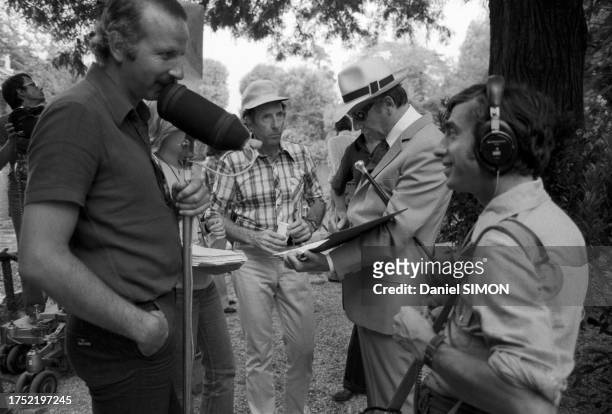 Claude Pinoteau et Yves Montand sur le tournage du film 'Le Grand Escogriffe' à Rome, en juin 1976.