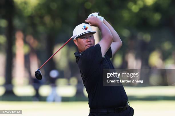 Sungjae Im of South Korea hits his tee shot on the 18th hole during the final round of ZOZO Championship at Accordia Golf Narashino Country Club on...