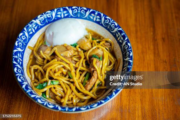 stir-fried hokkien mee or hokkien noodles. phuket original hokkien noodles consists of thick yellow (egg) noodles fried with seafood, pork and vegetables. - hokkien mee stock pictures, royalty-free photos & images