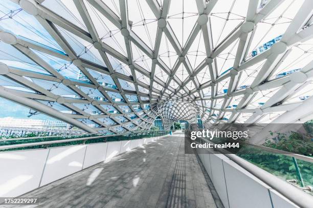 moderne fußgängerbrücke - balkengerüst stock-fotos und bilder