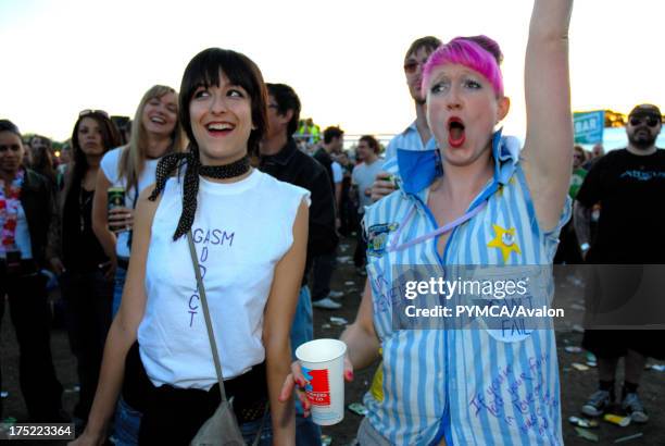 Cheering Inshambles Crowd 2000s Photos and Premium High Res Pictures - Getty Images