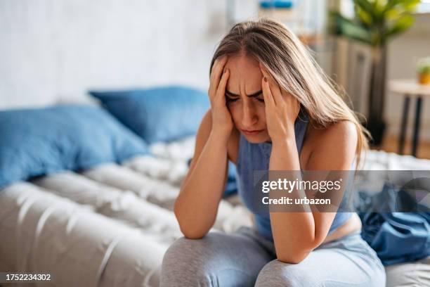 junge frau mit schlaflosigkeit in ihrem schlafzimmer am morgen - schlafapnoe stock-fotos und bilder