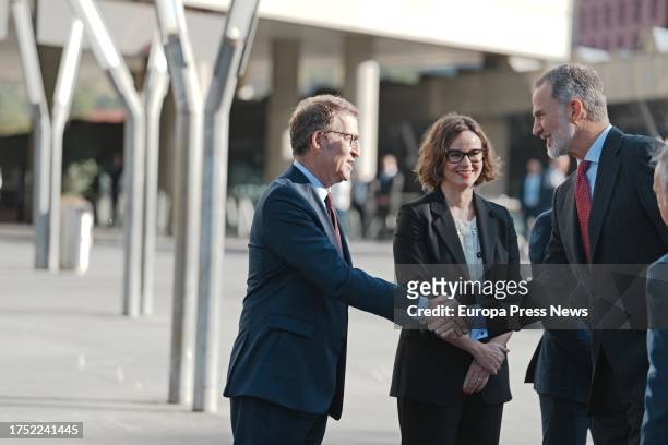The president of the PP, Alberto Nuñez Feijoo, greets King Felipe VI, in the presence of the deputy general of Biscay, Elixabete Etxanobe, on his...