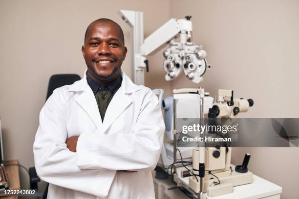 heureux, bras croisés et portrait d’un homme optométriste dans une clinique d’optique, un magasin ou un magasin pour la vision. optométrie, sourire et opticien masculin africain avec confiance et attitude positive pour un rendez-vous - représentation masculine photos et images de collection