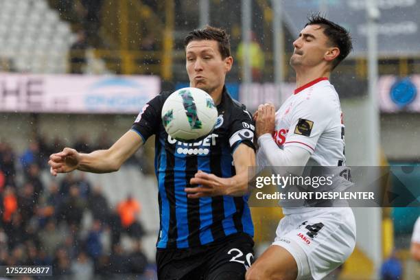 Club's Hans Vanaken and Antwerp's Jelle Bataille fight for the ball during a soccer match between Club Brugge and Royal Antwerp FC, Sunday 29 October...