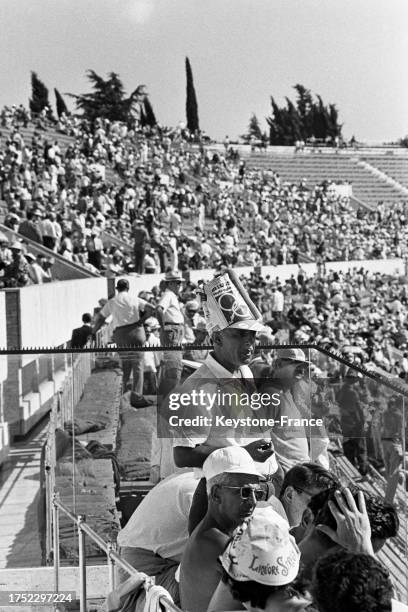 Public dans les tribunes du Stade Olympique lors de la cérémonie d'ouverture des Jeux olympiques d'été de Rome, le 25 août 1960.