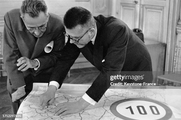 Robert Buron étudiant une carte pour la limitation de la vitesse à 100km/h, le 4 mars 1960, à Paris.