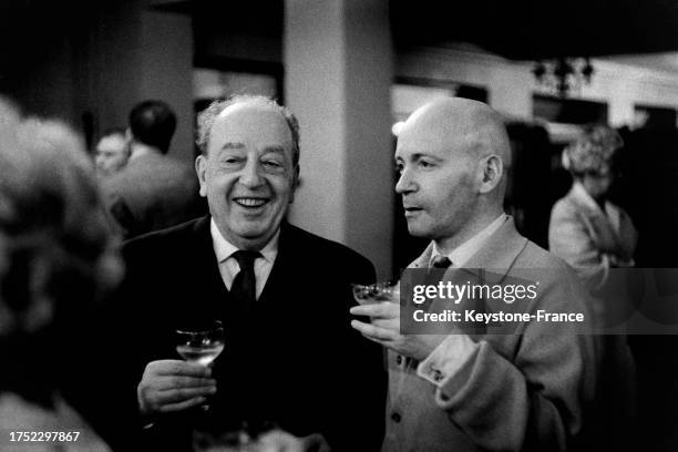 Lucien Baroux et Frédéric O'Brady au cocktail de la conférence de presse au théâtre du Palais-Royal pour la pièce 'La Fleur des Pois', le 25 février...