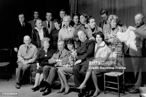 Conférence de presse au théâtre du Palais-Royal pour la pièce 'La Fleur des Pois', le 25 février 1960, à Paris.