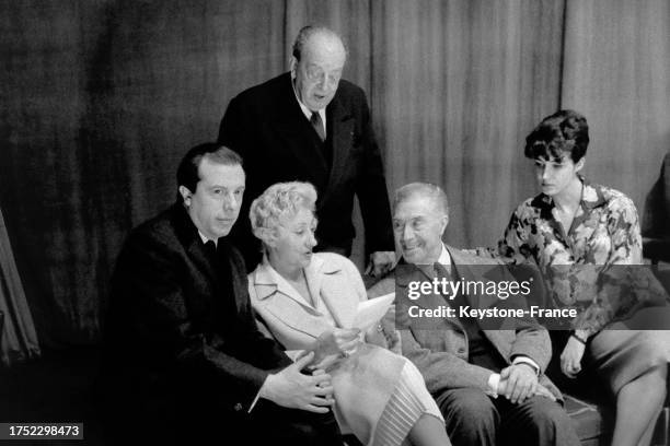 Jean Meyer, Lucien Baroux, Jane Marken, Victor Francen et Françoise Fabian dans une conférence de presse au théâtre du Palais-Royal pour la pièce 'La...