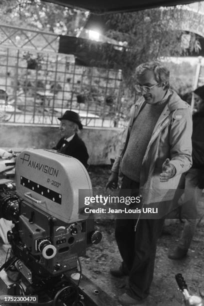 Le réalisateur Bertrand Tavernier et Louis Ducreux sur le tournage de son film 'Un dimanche à la campagne' dans le Vexin en octobre 1983