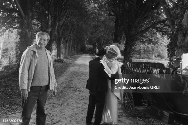 Le réalisateur Bertrand Tavernier avec Louis Ducreux et Sabine Azéma sur le tournage de son film 'Un dimanche à la campagne' dans le Vexin en octobre...