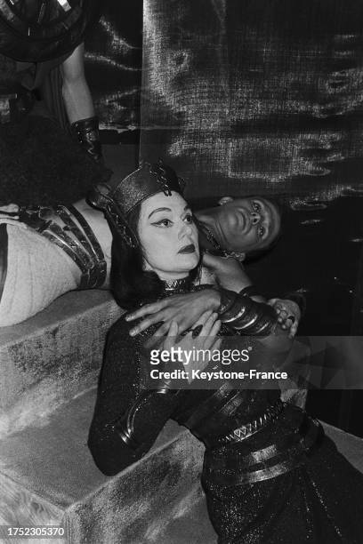 Edwige Feuillère sur scène en Cléopâtre dans la pièce 'Rodogune', le 13 décembre 1960.