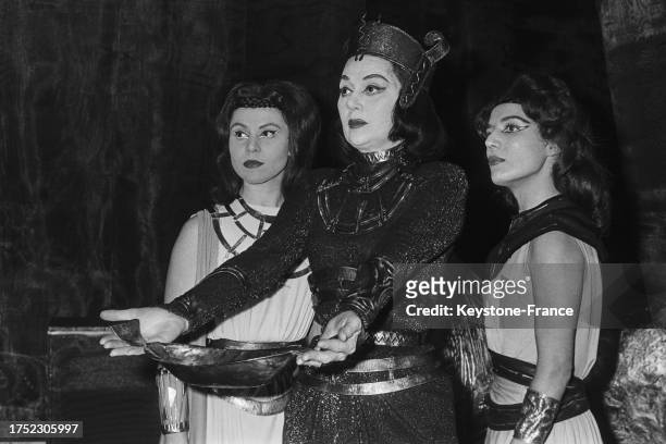 Edwige Feuillère sur scène en Cléopâtre dans la pièce 'Rodogune', le 13 décembre 1960.