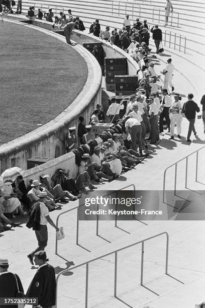 Public dans les tribunes du Stade Olympique lors de la cérémonie d'ouverture des Jeux olympiques d'été de Rome, le 25 août 1960.