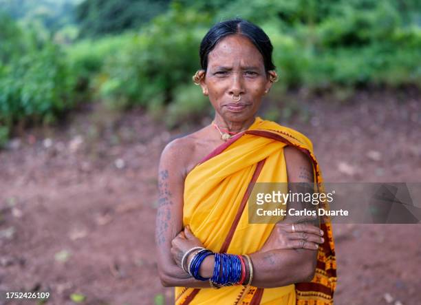 porträt einer stammesfrau aus der region odisha in boraparaja, indien, mit kopierraum - odisha stock-fotos und bilder