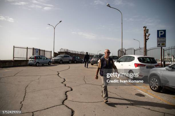 The cracks in the road near the port caused by the lifting of the ground due to bradyseism on October 23, 2023 in Pozzuoli, Italy. The Campi Flegrei,...