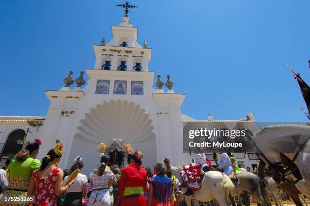 Simpecado y Romeros en la presentacion de hermandades a la hermandad matriz de Almonte . Romeria del Rocio. Almonte. Provincia de Huelva. Espaa