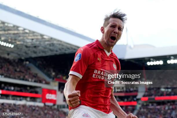 Luuk de Jong of PSV celebrates 2-2 during the Dutch Eredivisie match between PSV v Ajax at the Philips Stadium on October 29, 2023 in Eindhoven...