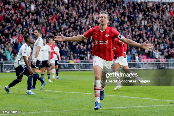 Luuk de Jong of PSV celebrates 2-2 during the Dutch Eredivisie match between PSV v Ajax at the Philips Stadium on October 29, 2023 in Eindhoven...