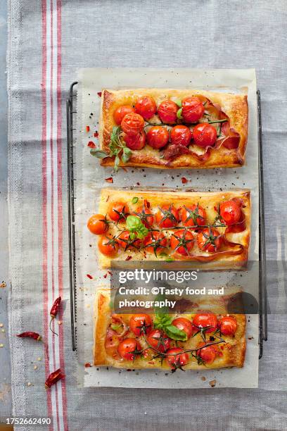 puff pastry pie - cherry tomato stock-fotos und bilder