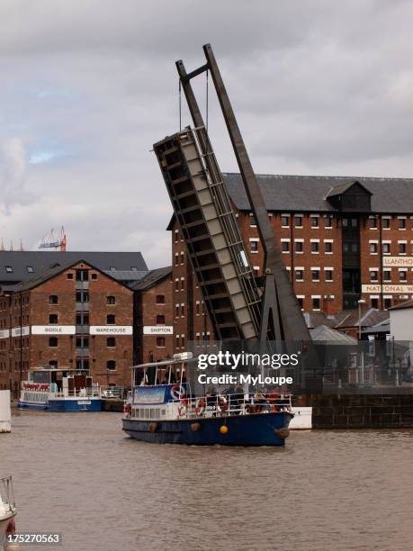 Queen Boadicea II, coming under the LLanthony Bridge, Gloucester.