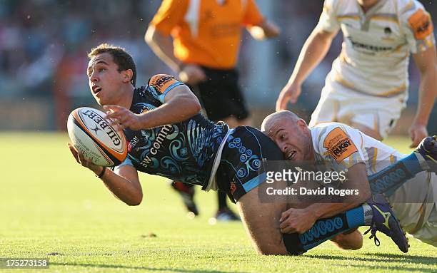 Luke Treharne of Exeter Chiefs off loads the ball as Paul Hodgson of Worcester Warriors tackles during the J.P. Morgan Asset Management Premiership...