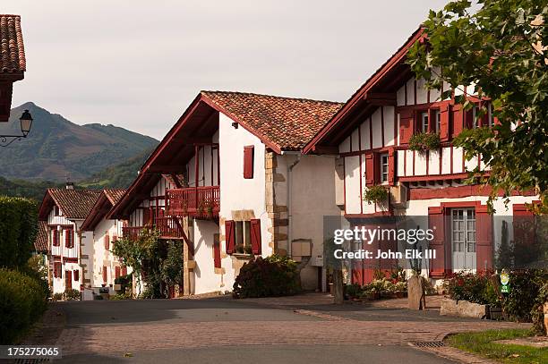 traditional basque houses - フランス領バスク ストックフォトと画像