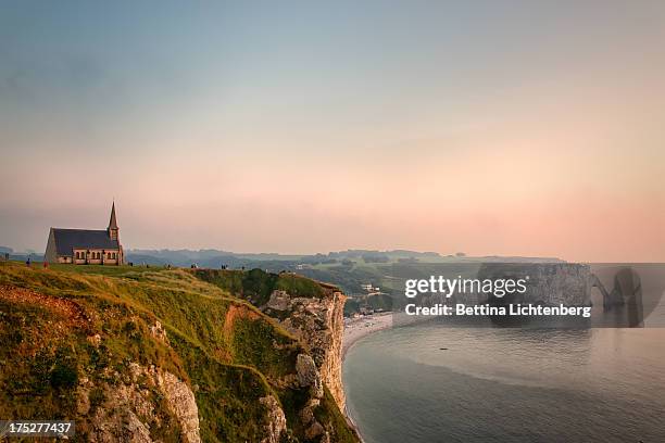 evening in etretat - normandy - fotografias e filmes do acervo