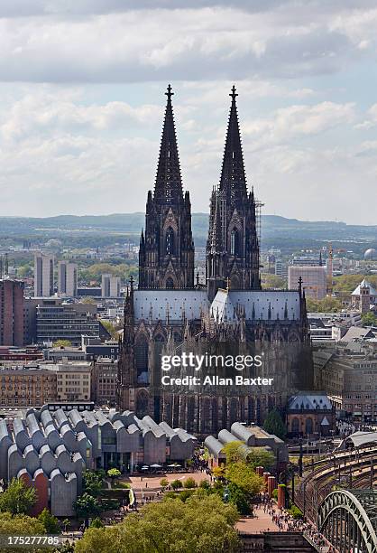 elevated view of cologne cathedral - kölner dom stock-fotos und bilder