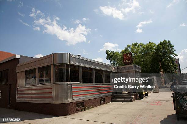 silver and red aluminum diner - williamsburg new york stockfoto's en -beelden