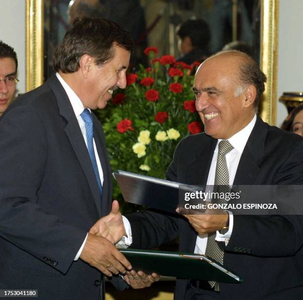 Los cancilleres de Bolivia y Argentina Carlos Saavedra Bruno y Carlos Federico Ruckauf, intercambian documentos de acuerdos de cooperación bilateral...