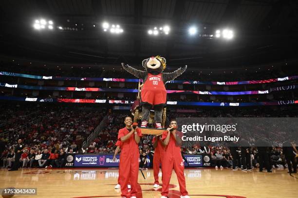 Cluth Houston Rockets 943 Clutch Mascot Stock Photos, High-Res Pictures, and Images - Getty ...