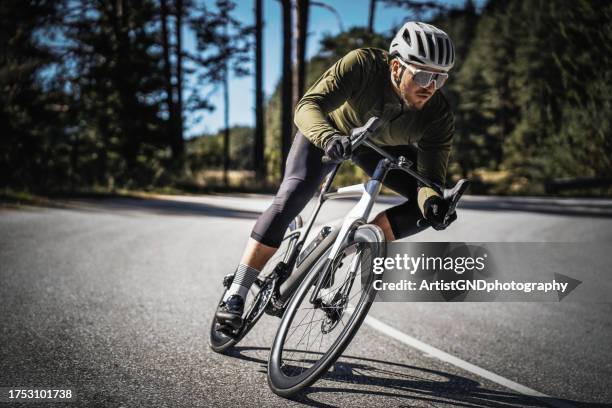 radfahrer, der auf einer bergstraße fährt, rennradfahren. - rennrad stock-fotos und bilder