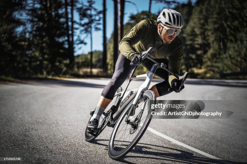 Ciclista che cavalca su una strada di montagna, Ciclismo su strada.