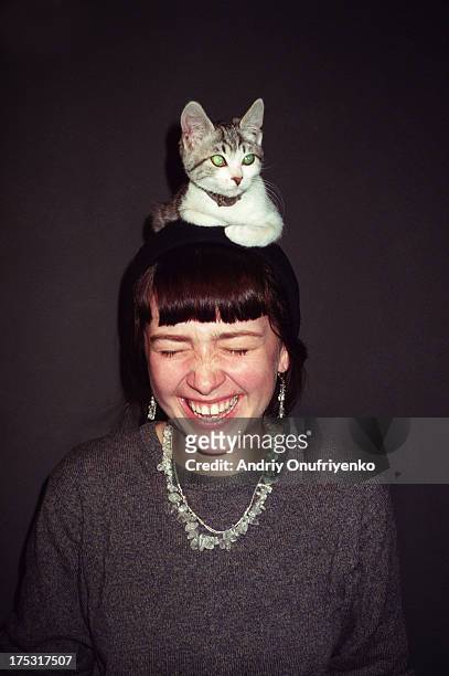 girl wearing a cat - holding cat imagens e fotografias de stock