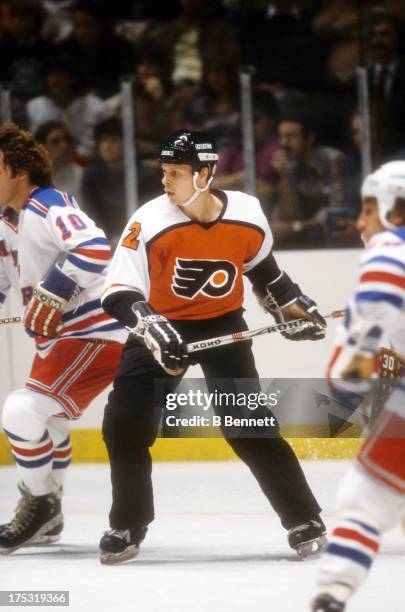 Mark Howe of the Philadelphia Flyers skates on the ice during an NHL game against the New York Rangers on October 13, 1982 at the Madison Square...