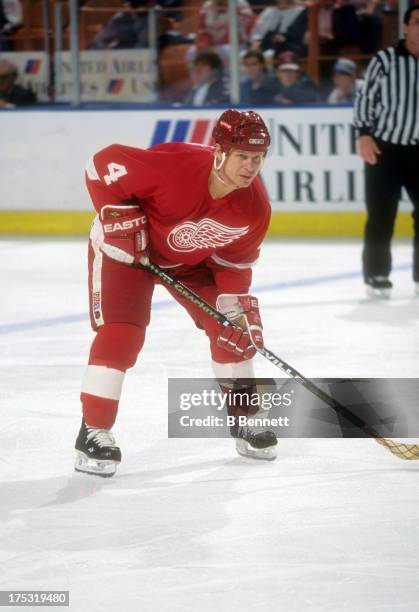Mark Howe of the Detroit Red Wings waits for the faceoff during an NHL game against the Los Angeles Kings on February 4, 1995 at the Great Western...