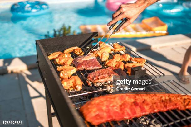 carne chisporroteante a la parrilla por un chef hispano - parrillera fotografías e imágenes de stock