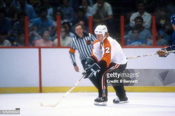 Mark Howe of the Philadelphia Flyers skates with the puck during an NHL game against the New York Islanders circa 1982 at the Spectrum in...