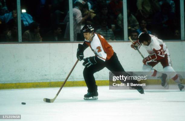 Mark Howe of the Philadelphia Flyers skates with the puck during an NHL game against the Detroit Red Wings circa 1982 at the Joe Louis Arena in...