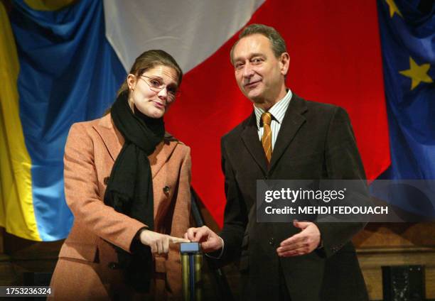 La princesse héritière Victoria de Suède et le maire de Paris, Bertrand delanoë, déclenchent le 04 décembre 2003 l'illumination des deux sapins...