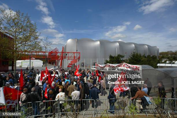 Des militants de la CGT de la Snecma tentent d'envahir le Zénith de Paris, le 21 avril 2004, où le PDG du motoriste et équipementier aéronautique...