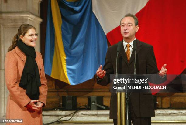 La princesse héritière Victoria de Suède écoute le discours du maire de Paris, Bertrand Delanoë, avant de déclencher le 04 décembre 2003...