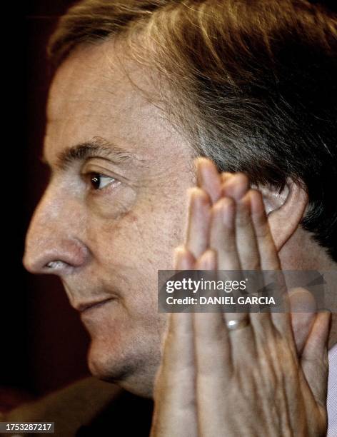 El candidato presidencial del Frente para la Victoria, Néstor Kirchner, escucha a uno de los oradores durante la presentación de un libro el 15 de...