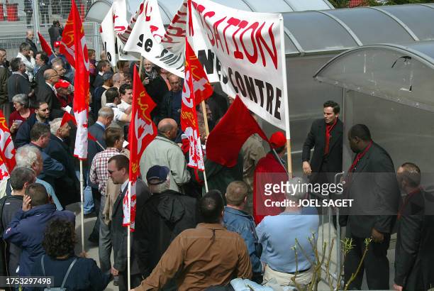 Des militants de la CGT de la Snecma tentent d'envahir le Zénith de Paris, le 21 avril 2004, où le PDG du motoriste et équipementier aéronautique...
