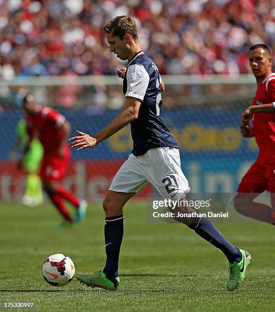 Clarence Goodson of the United States controls the ball against Panama during the CONCACAF Gold Cup final match at Soldier Field on July 28, 2013 in...