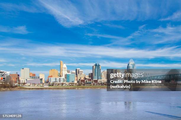 cincinnati ohio skyline - west side - ohio river stock-fotos und bilder