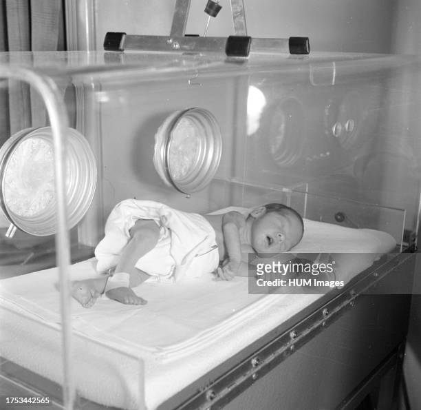 Premature baby Martin sleeping in the incubator, presumably in the Sint Anna Pavilion, the maternity hospital of the Onze Lieve Vrouwe Gasthuis in...